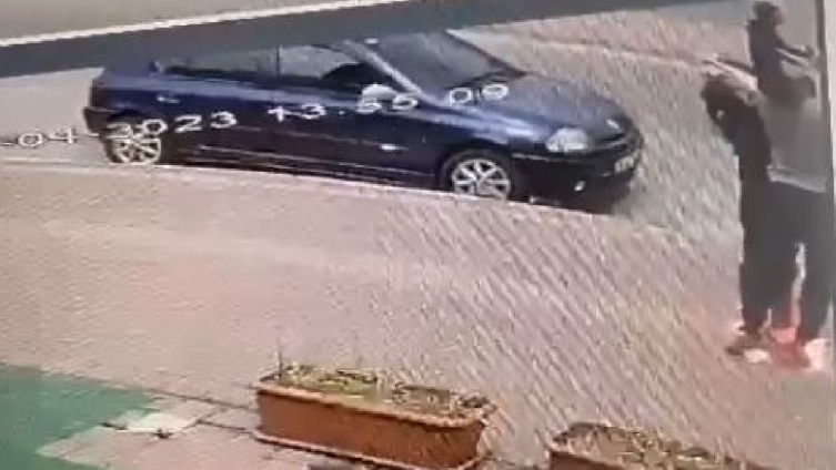 Elektrik teline takılan kuşu kurtarmak isterken akıma kapıldılar